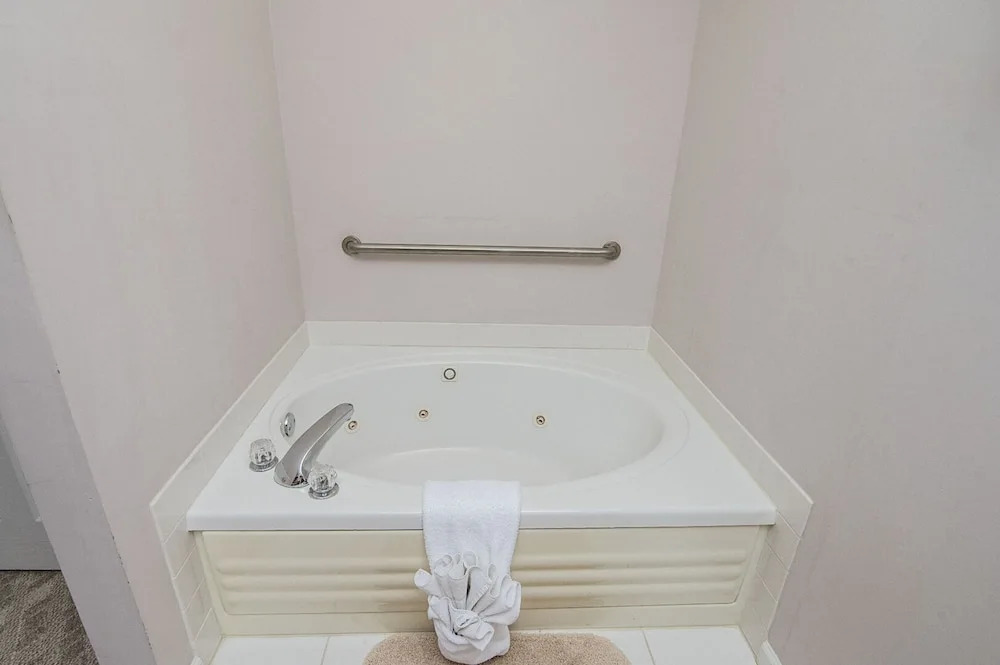 Colonial Crest Condo 104 by Heritage Cabin Rentals