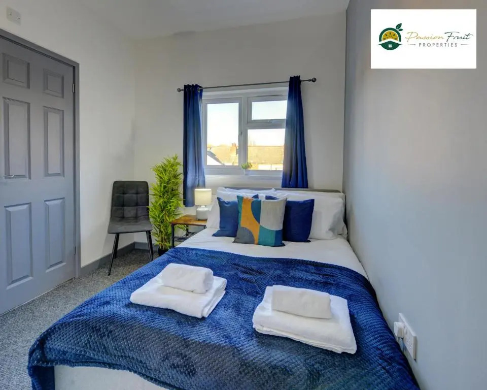 5 Bedroom - 5 Bathroom House By Passionfruitproperties close to Coventry City Centre with Free Wi-fi and garden - 34HRC