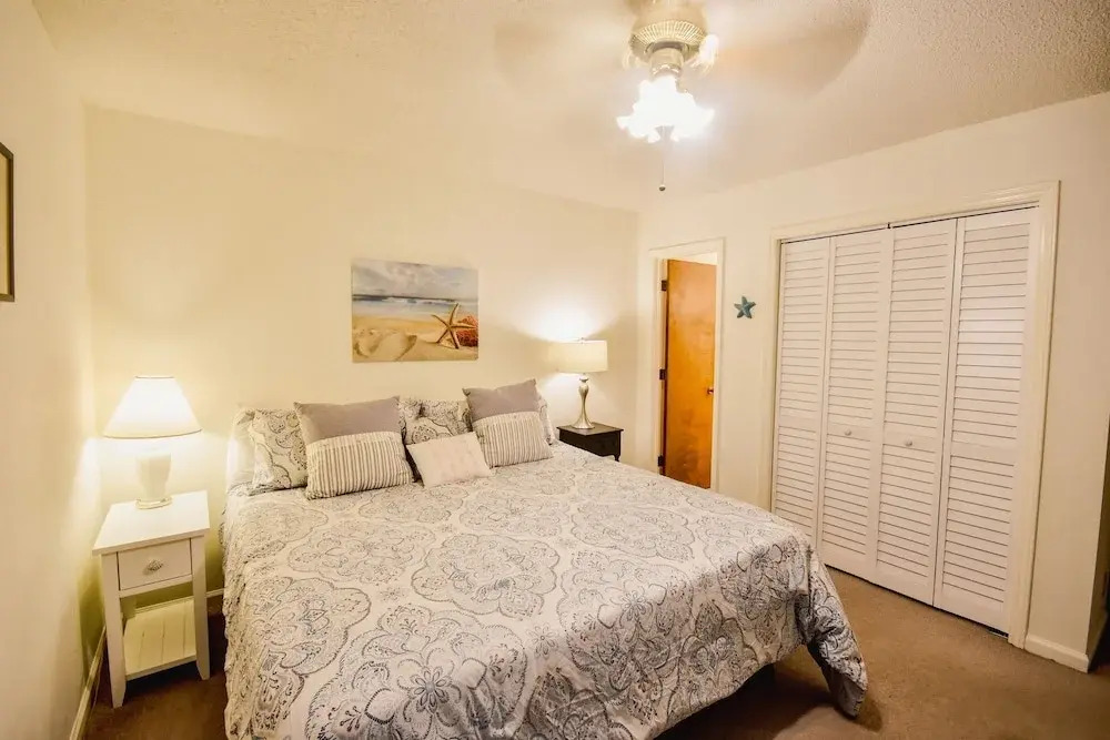 Hermitage 1g 2 Bedroom Condo by RedAwning