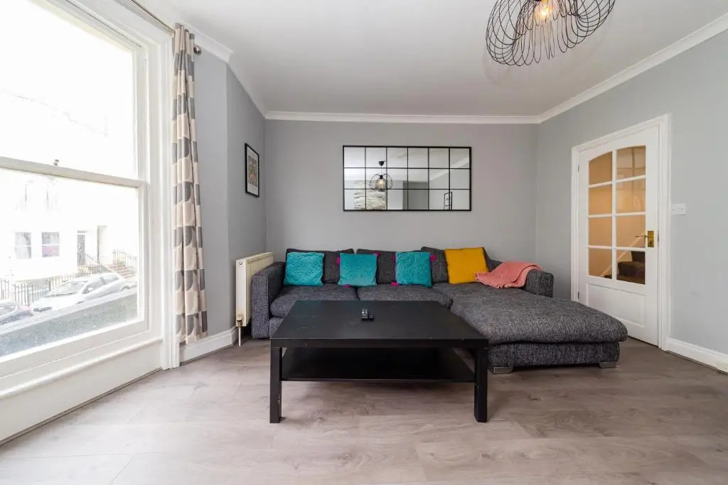 Cosy three bedroom flat next brighton seafront SLEEP 8