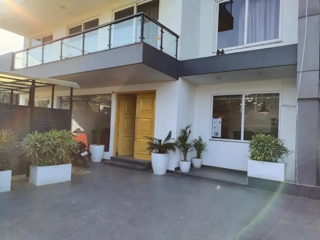 Saltstayz Select – Near Sohna Road City Center