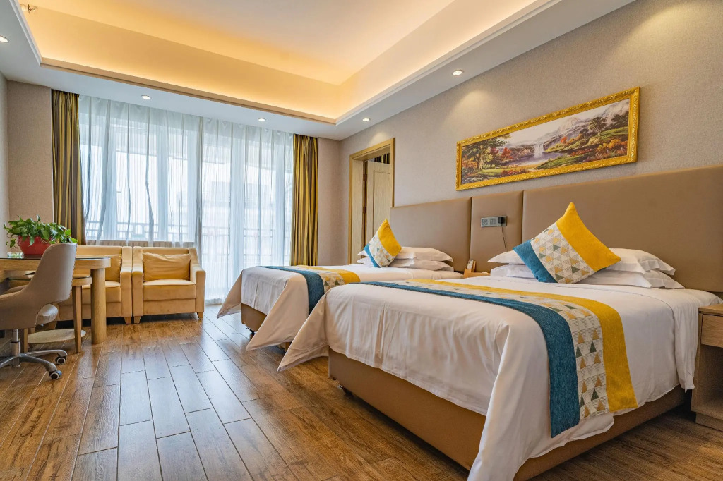 Vienna International Hotel (Sanya High-speed Railway Station)