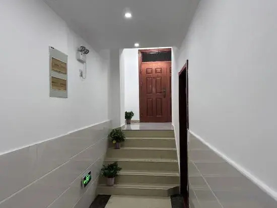 Jinding Hotel (Nanjing South Railway Station Hongyun Avenue Subway Station)
