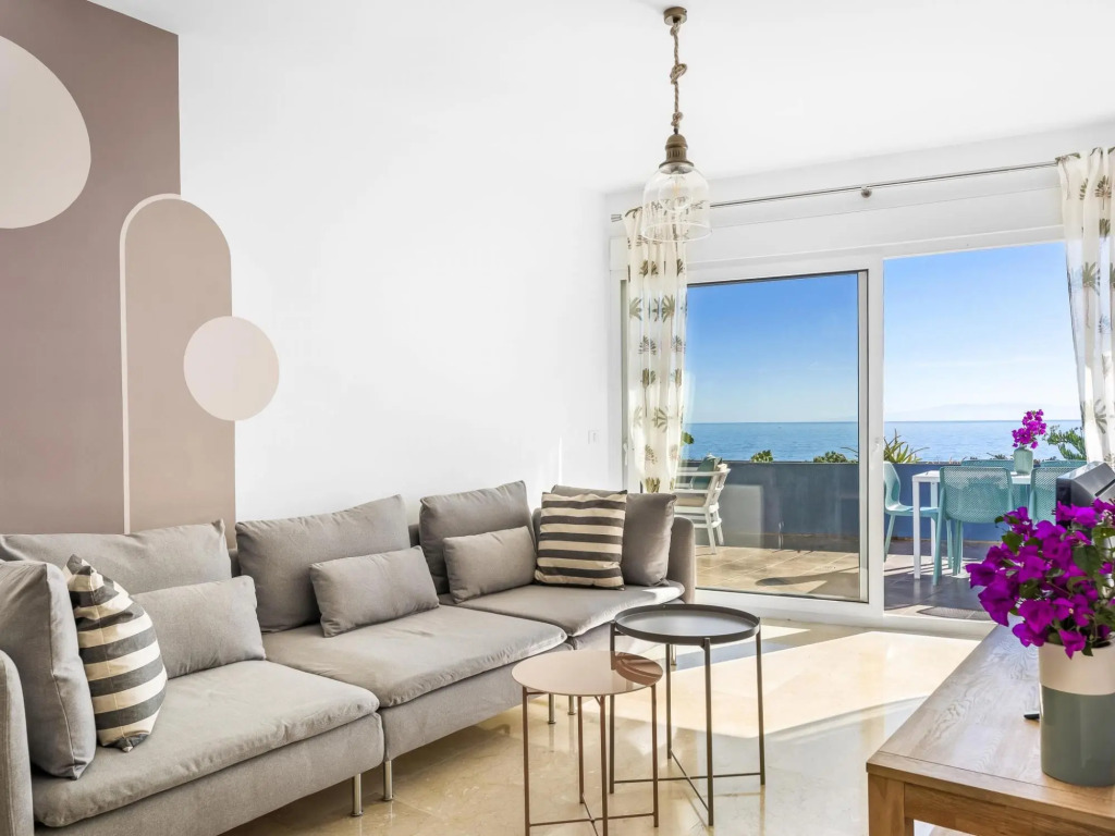 Beach apartment with terrace and private parking