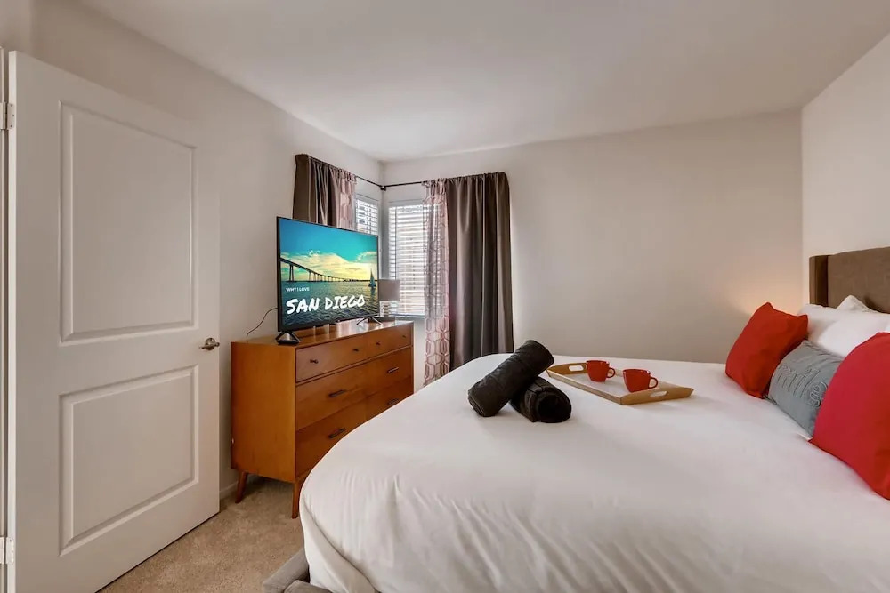 H2 -NEW Gorgeous Downtown San Diego 1 Bedroom + Upstairs Bedroom Loft!