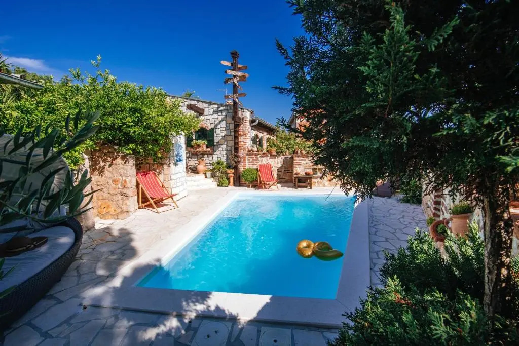 Poolicluded Holiday House Halic