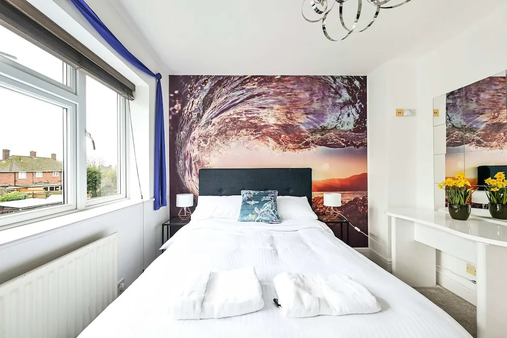 Windsor 5-bed House - Stroll to Castle - Sleeps 13