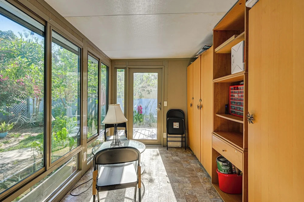 4 Mi to Dtwn! Tranquil Tampa Getaway w/ 2 Decks