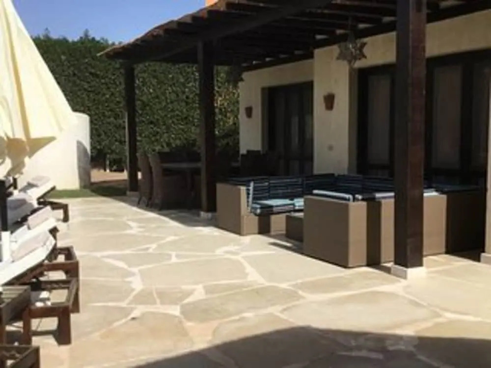 Villa - Sleeps 6 - Heated Pool - Garden - Parking