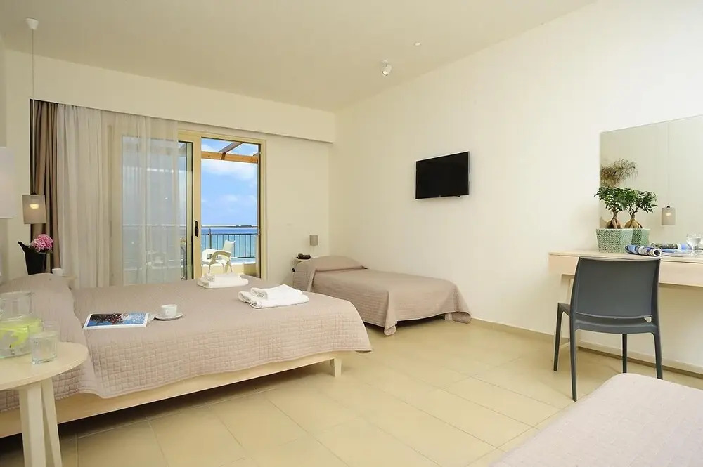 Maravel Star Art Hotel - Comfortable Room for 4 People With Sea View