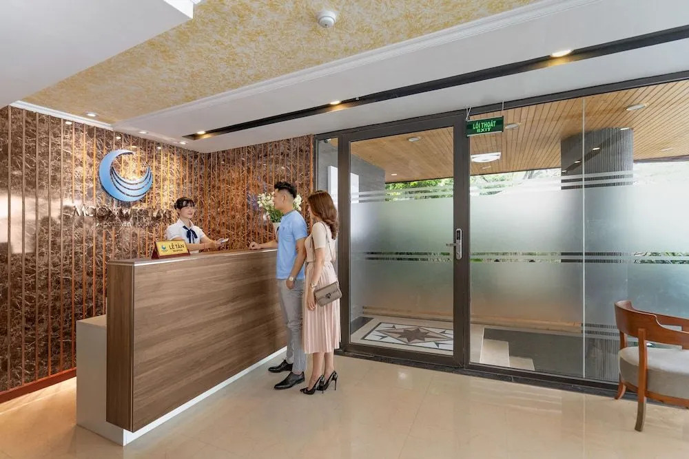 22Land Moon West Lake