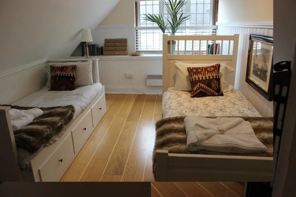 Garden House / 5-bed Home on Osea Island, Essex