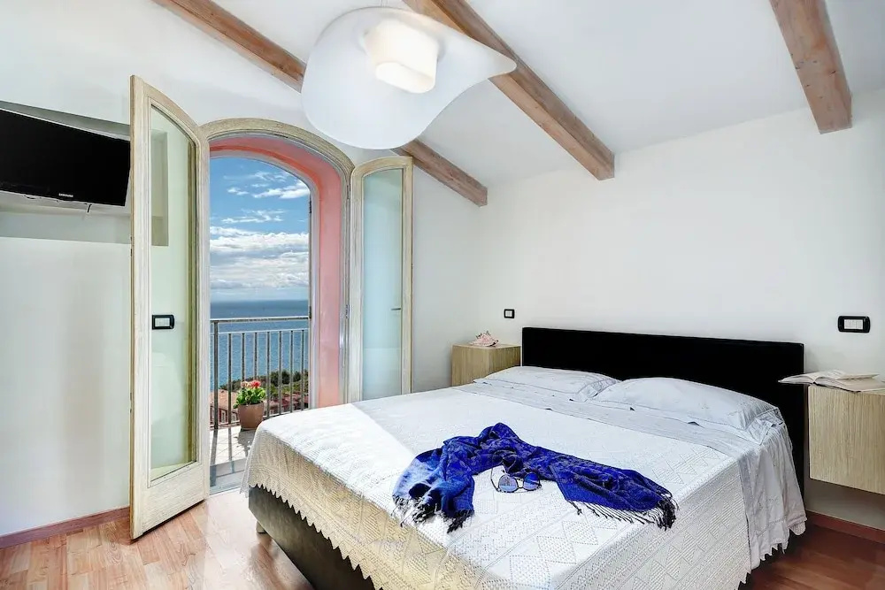 Lo zaffiro sul mare