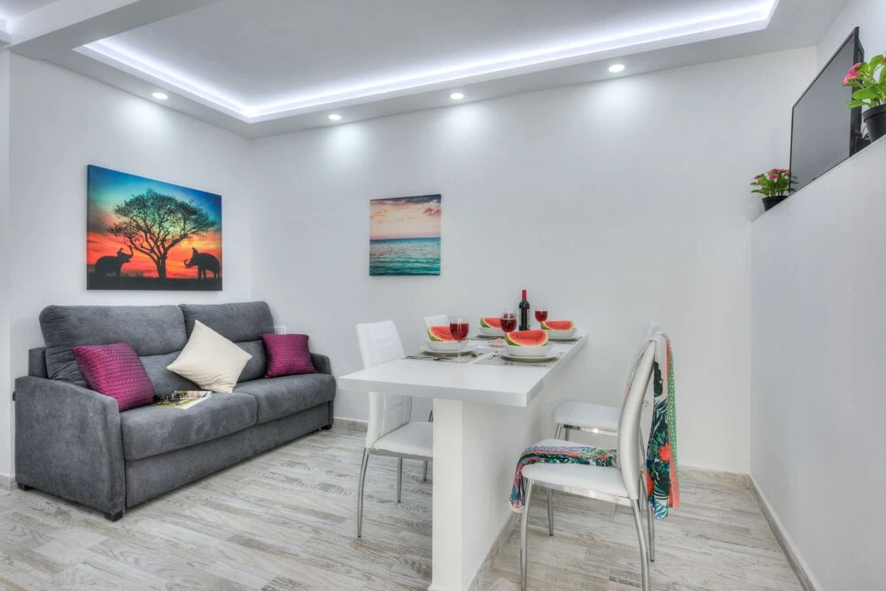 Tidy Little Apartment, Air Conditioning and Pool