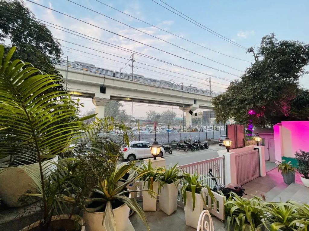 Qotel Hotel AT Residency Kaushambi