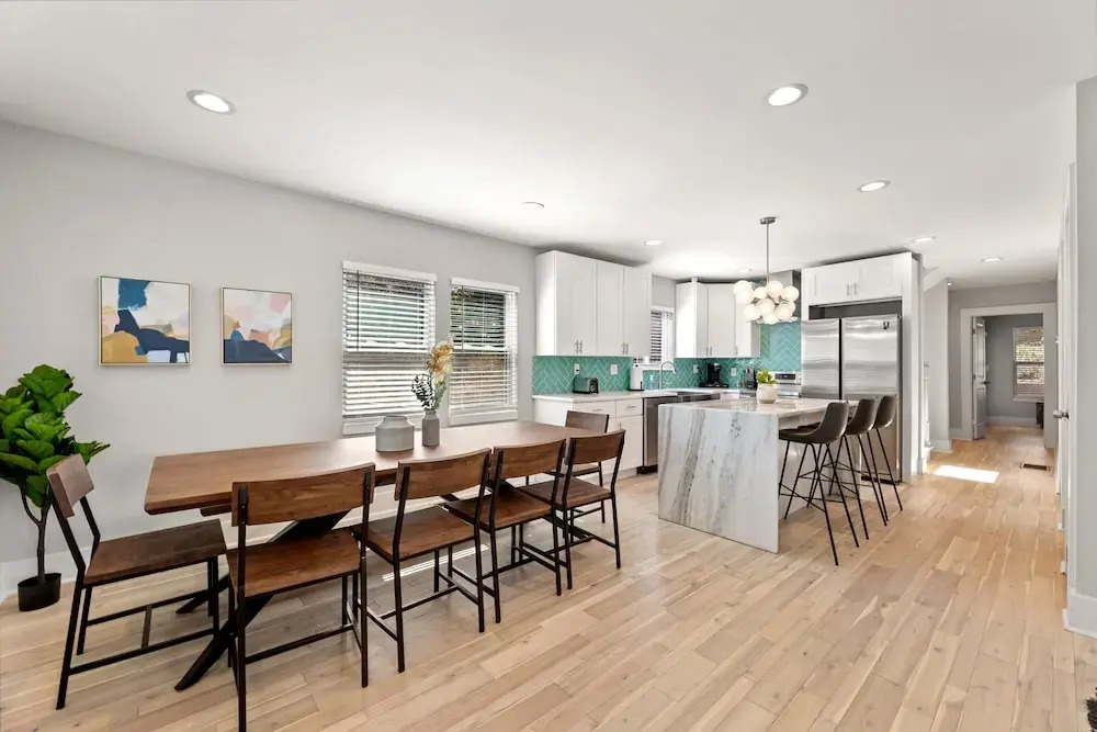 City Oasis With Hot Tub Group-friendly