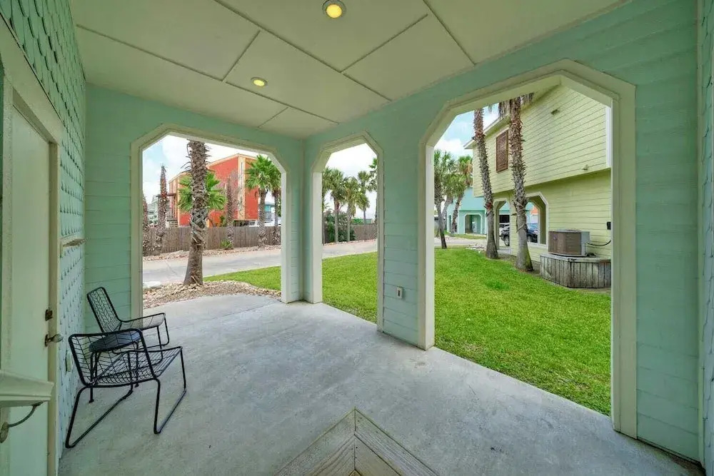 2 Homes in Las Palmeras by Avantstay Sleeps 18, Resort Pool + Private Patio Walk to Town, Golf Cart Zone