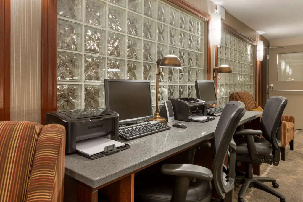 Best Western Plus Baker Street Inn