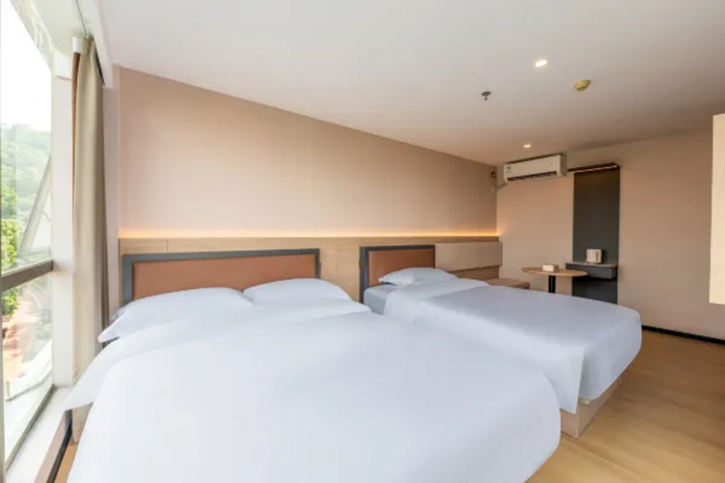 Yuezhi Light Hotel(Guangzhou Eastern Railway Station Yantang Metro Station Store)
