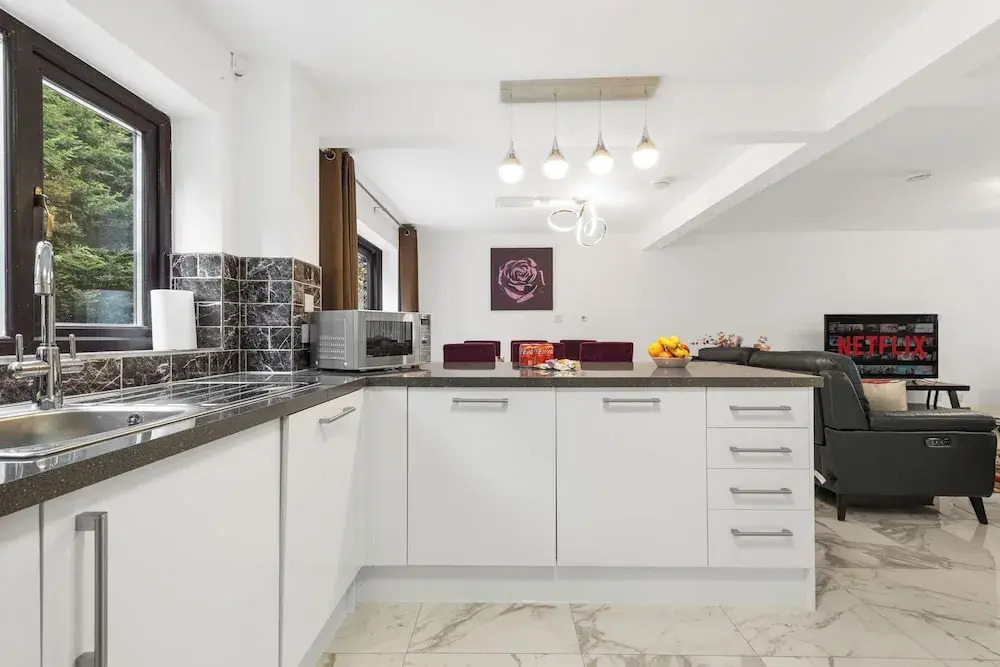 4 Bed House - Sleeps 8 - Garden - Parking - Wifi