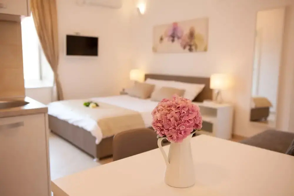 Summer Lounge Apartments