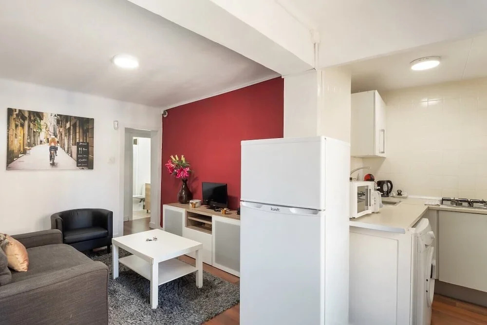 Comfortable 2 Bedroom Flat Near Florida Station