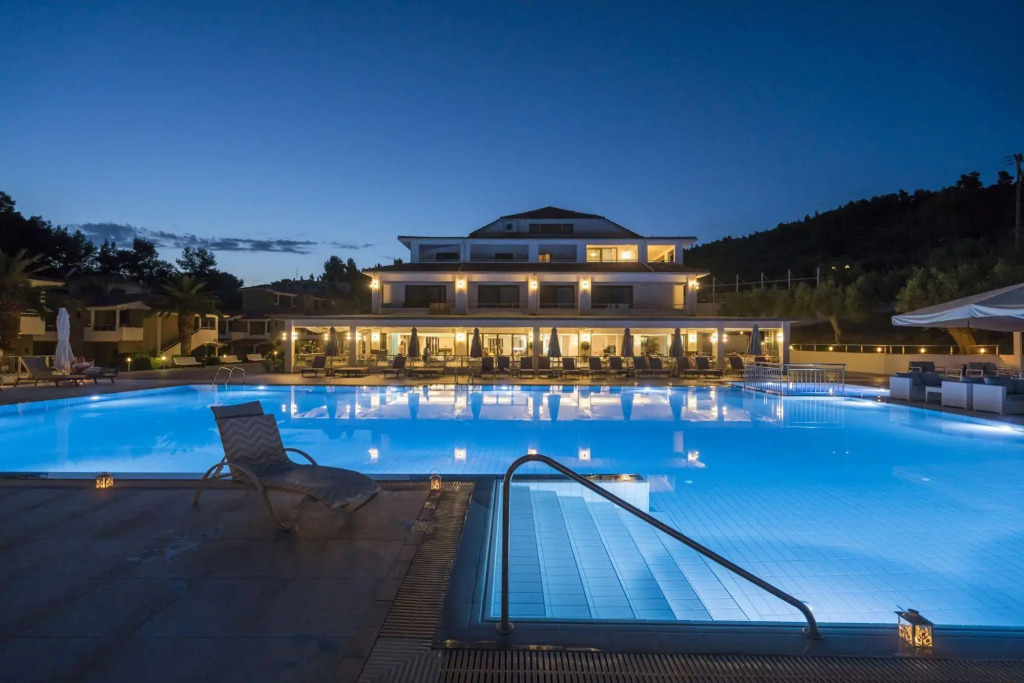 Lagomandra Beach & Suites