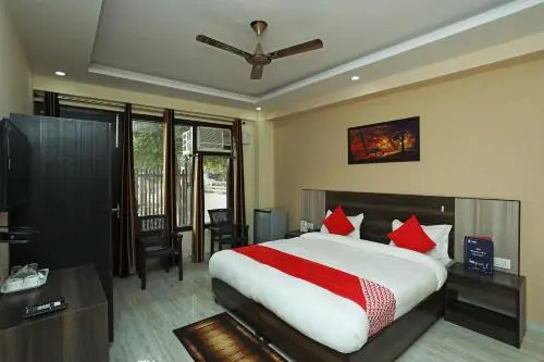 OYO 28445 Hotel Bhavini