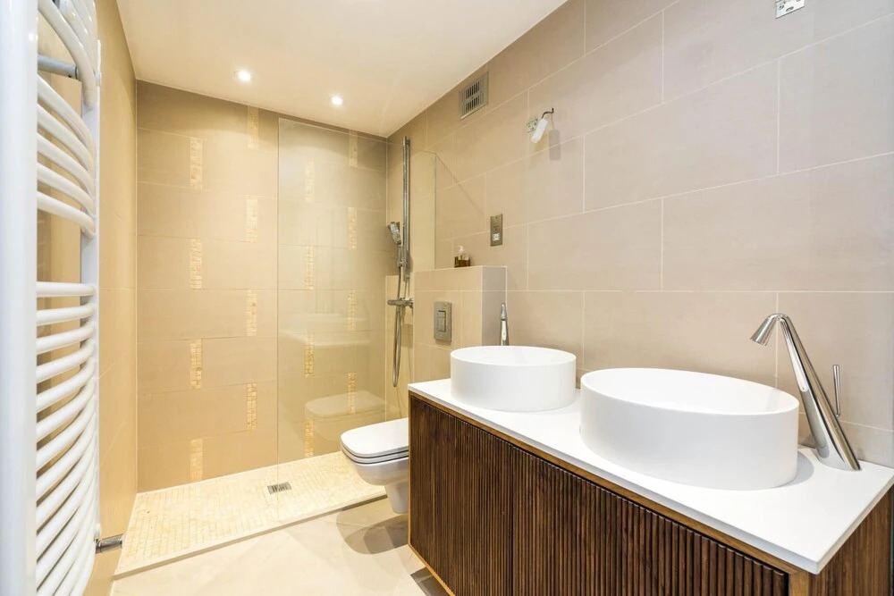 Luxury 2BD Apartment in Holland Park