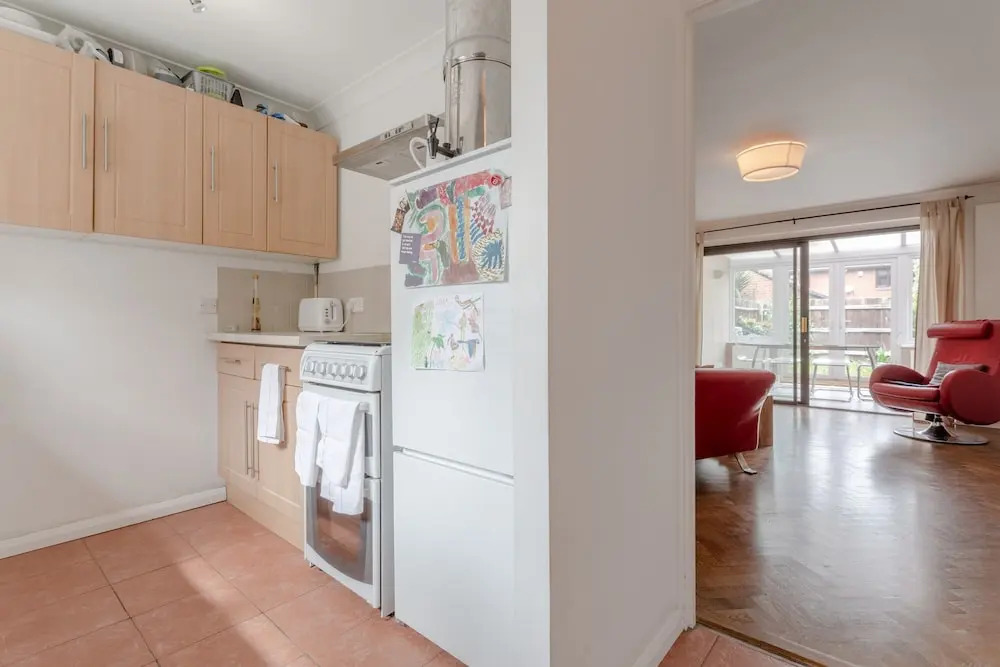 2 Bedroom House Near Canary Wharf