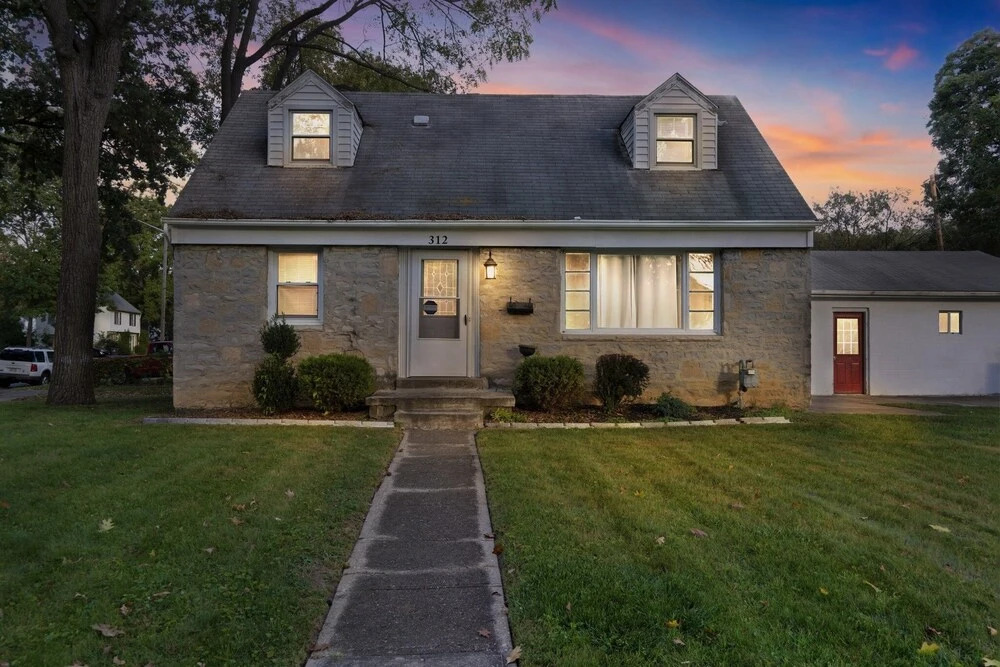 Charming Cape Cod Home - Just 15 Min From Downtown! 4 Bedroom Home by Redawning
