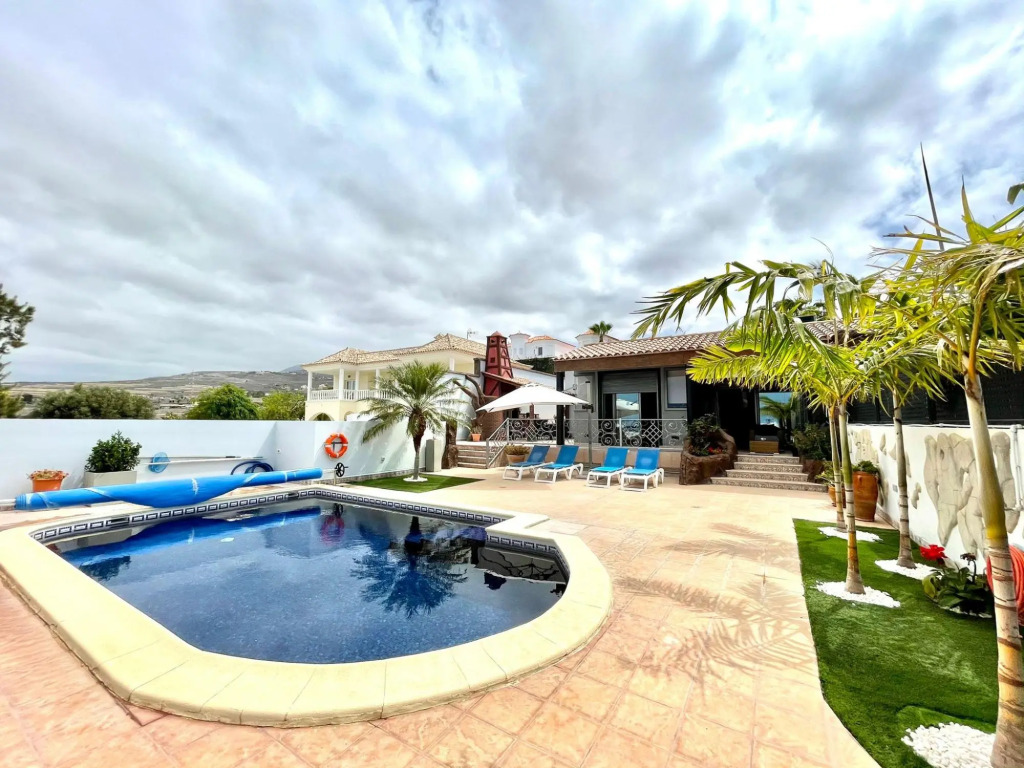 Villa Roja BBQ Piscina Privada en Tenerife Sur