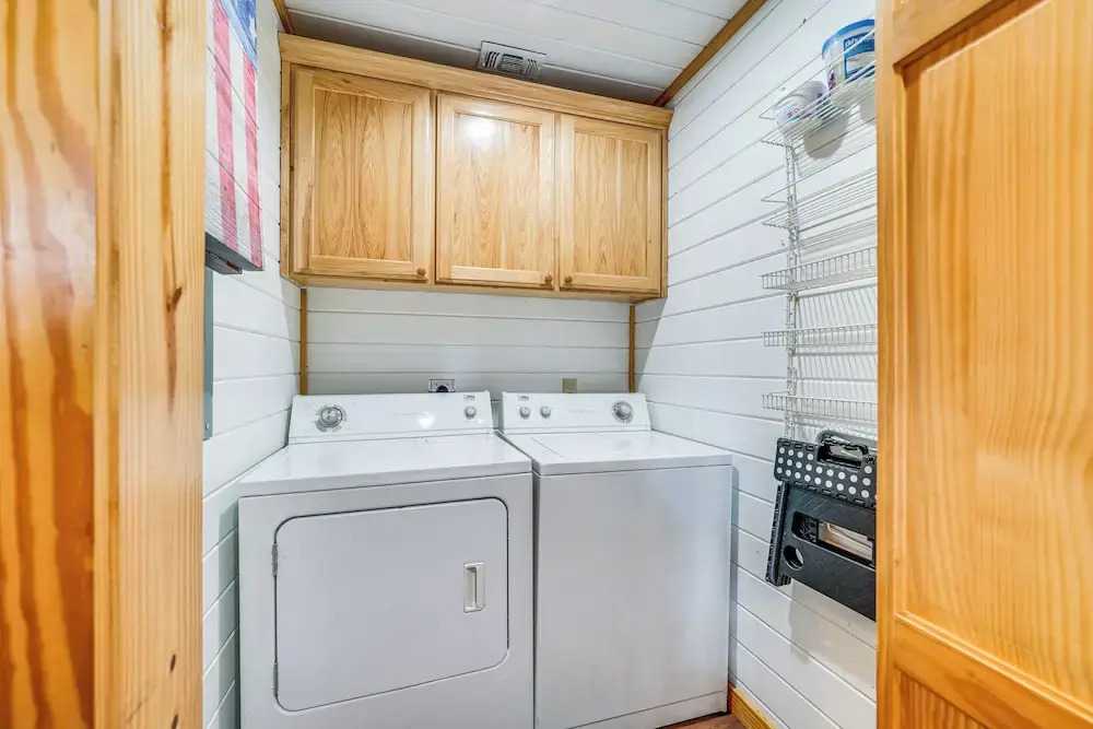 Broken Bow Cabin w/ Hot Tub ~ 5 Mi to State Park!