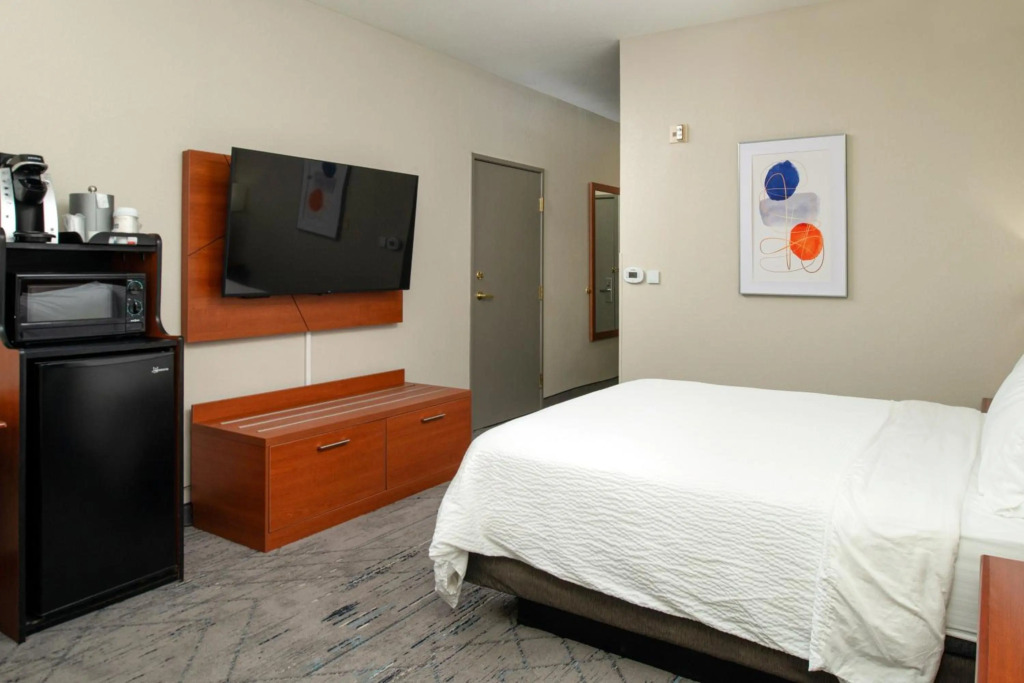 Holiday Inn Express & Suites Farmington Bloomfield by IHG