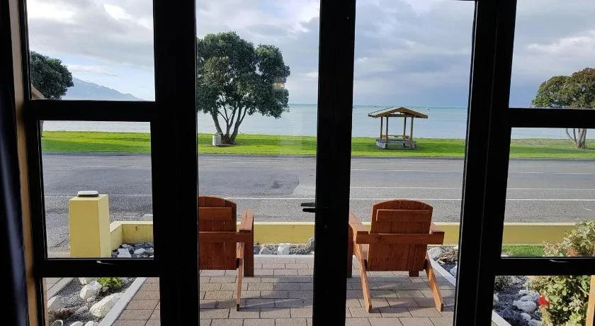 The Anchor Inn Beachfront Motel