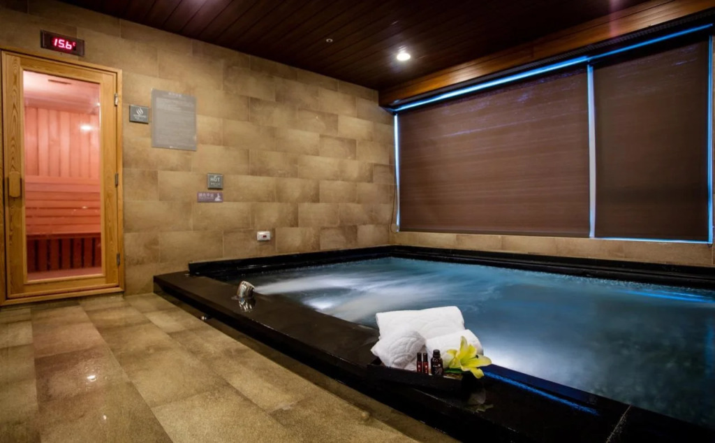 Fullon Hotel Taoyuan Airport Access MRT A8