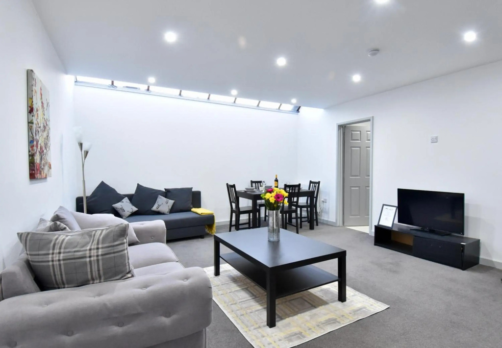 Spacious 2 Bed apartment - Sleeps 6 - Burnham Village