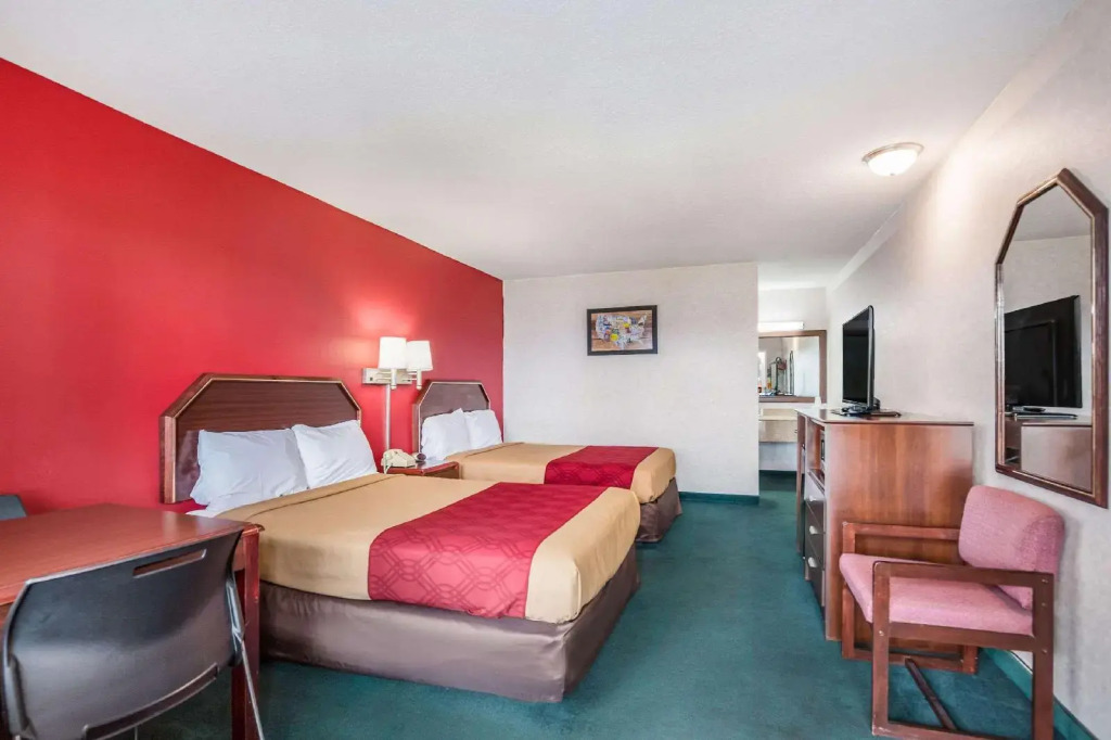 Econo Lodge Pottery
