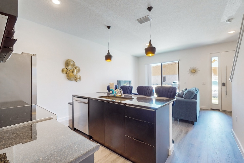 Newly Built Townhome, Private W/d, Free Wifi, Central AC and Full Kitchen