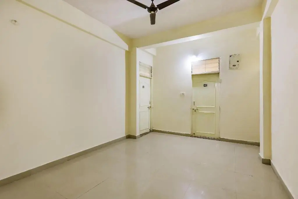 Radha Madhav Palace by OYO Rooms