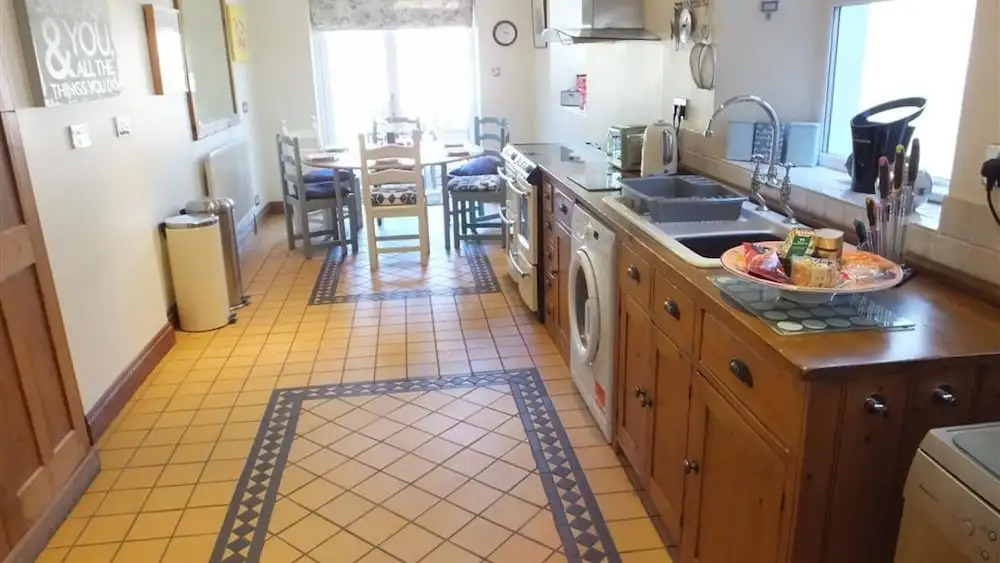 Queens Parade 4