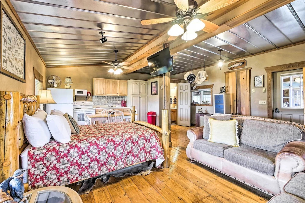 Renovated Bunkhouse on 12-acre Horse Farm!