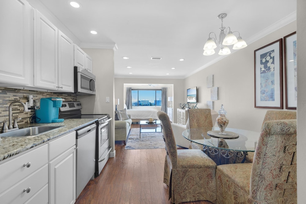 Sunset Harbor Palms 2-304