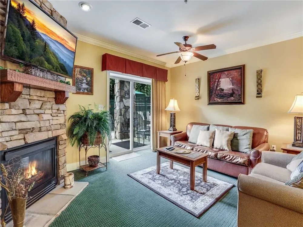 Downtown Delight, 2 Bedrooms, Pool, Hot Tub, Sleeps 6