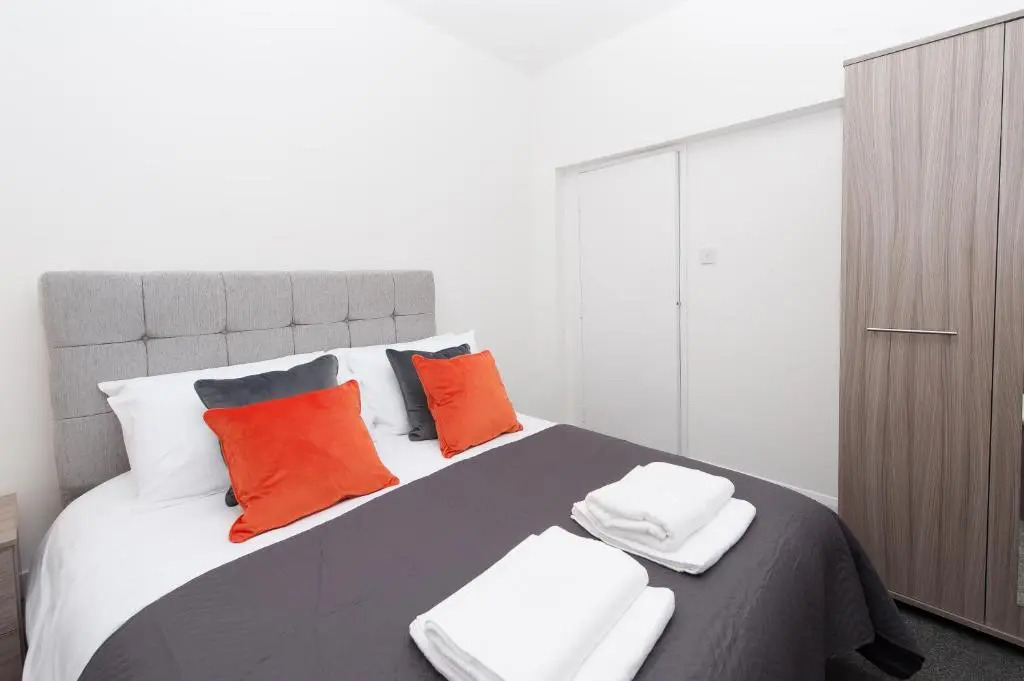 Two bed ground floor apartment, sleeps six, free parking and high speed Wifi