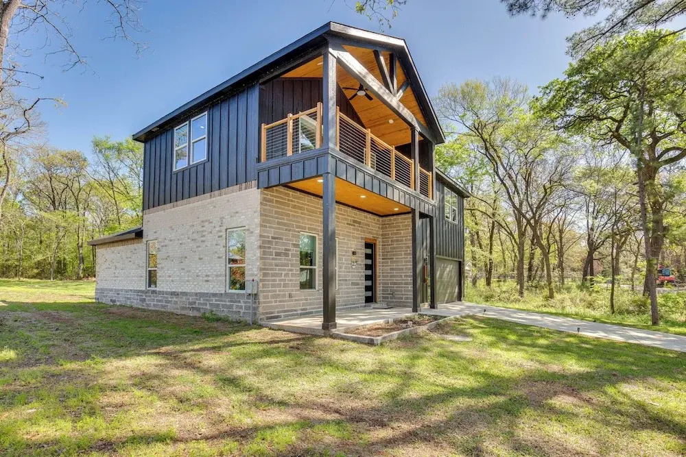 Fire Pit + Grill: Lakeside Gun Barrel City Home!