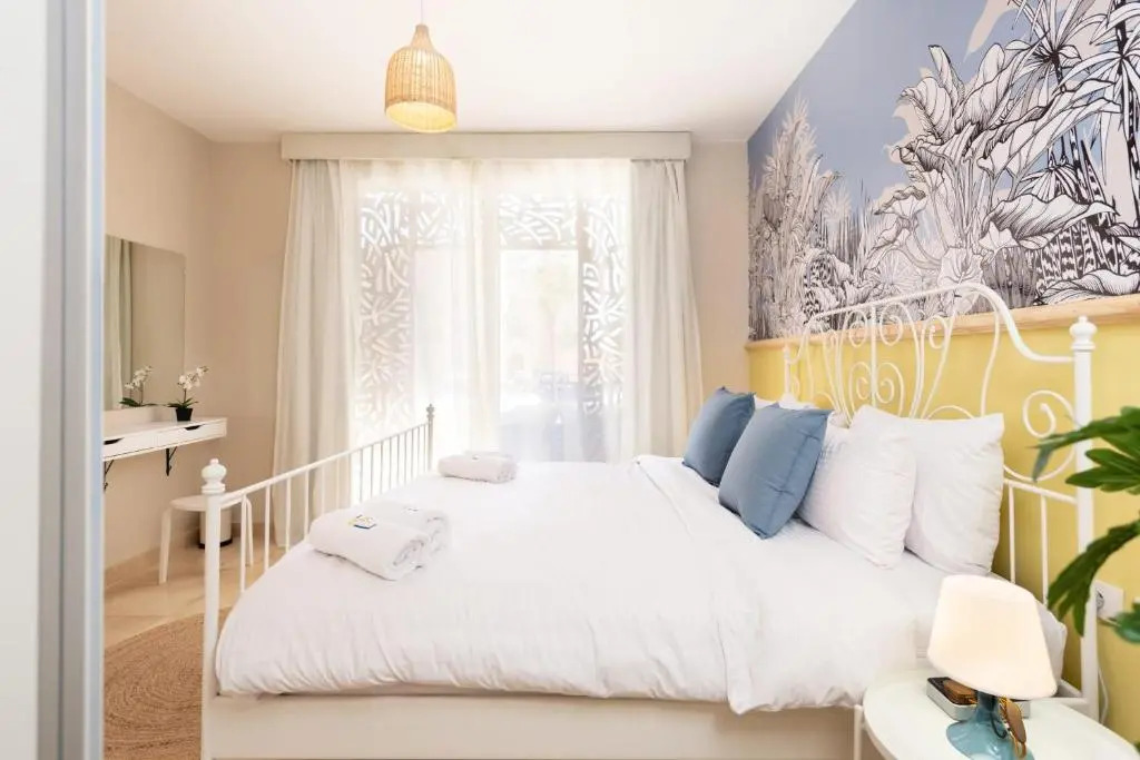 Xuru Stays I Exotic 1bdr w/ Outdoor Terrace Pool & Beach Access