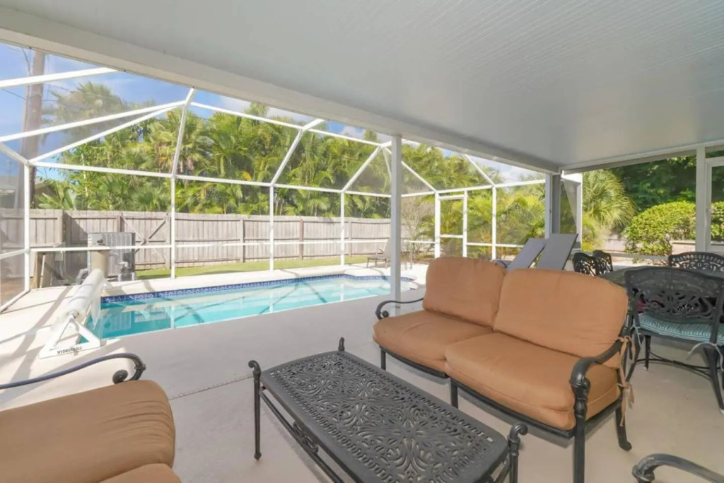 Heated Pool Home - Perfect Location - Walk to Beach, Restaurants and More