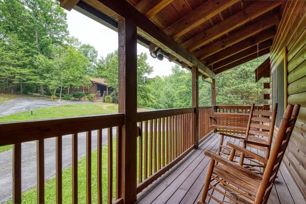 ER66 - Lil Bit of Heaven - Great location, Close to all the action! cabin