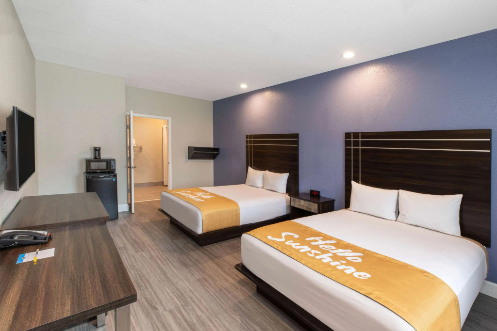 Days Inn & Suites by Wyndham La Porte